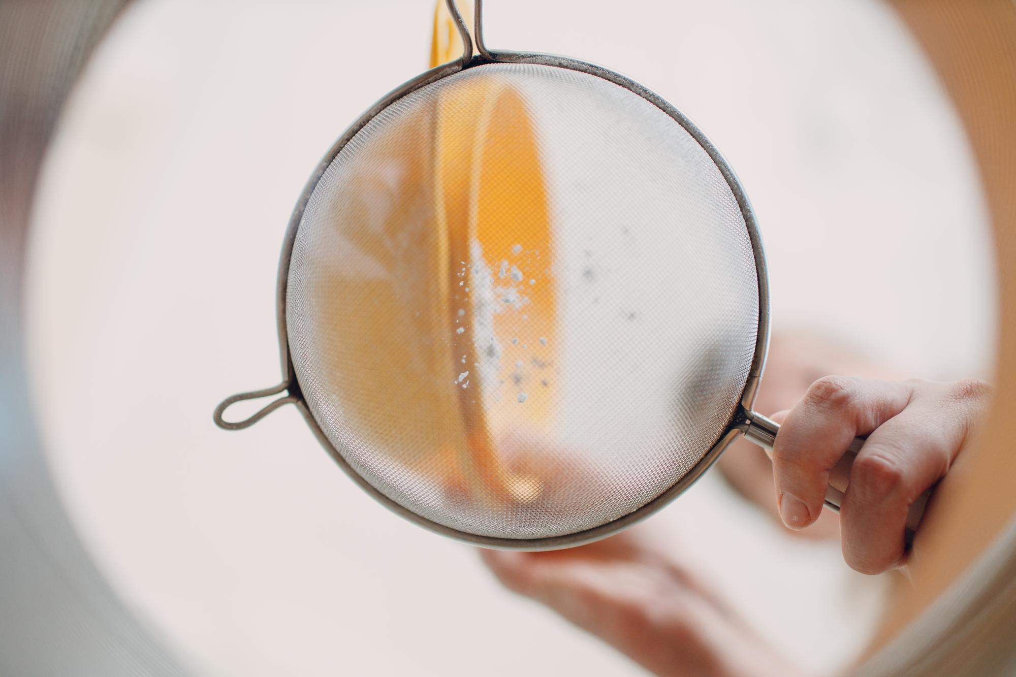 Primo piano su sugo che sobbolle in padella