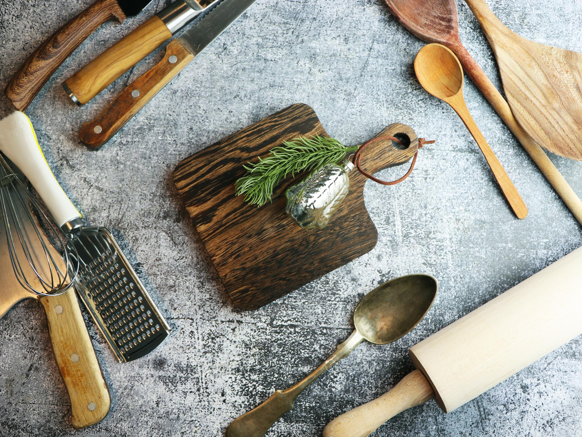 Set di utensili da cucina disposti su tavolo